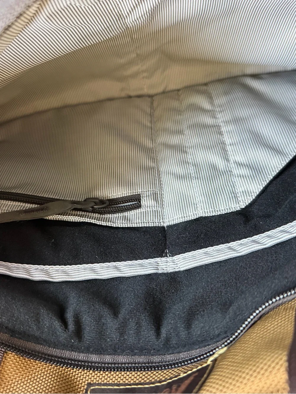 Duluth Trading Co CargoBold Beefcase Messenger Bag NWOT Retails for $165+